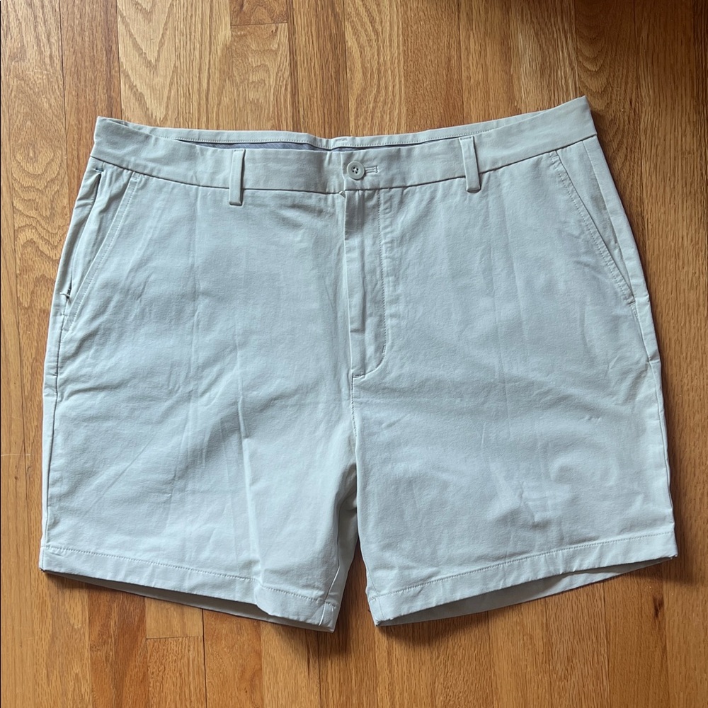 Vineyard Vines Light Tan On-The-Go performance Shorts size 38